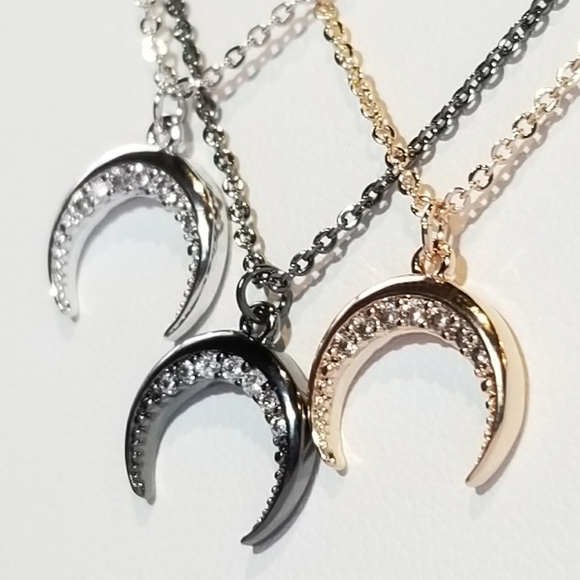 💖 New in Gift Box 🎁 Crescent Moon Necklace - Picture 2 of 7